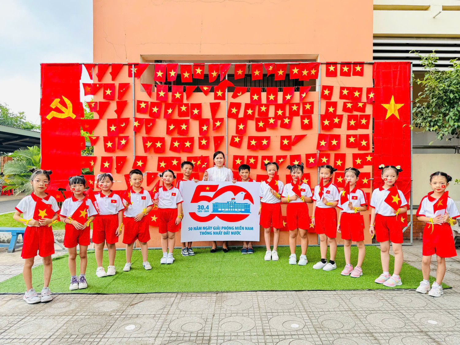 THPL2 - CBGVNV & HS tích cực tham gia các hoạt động chào mừng 50 năm ngày Giải phóng miền Nam 30/4
