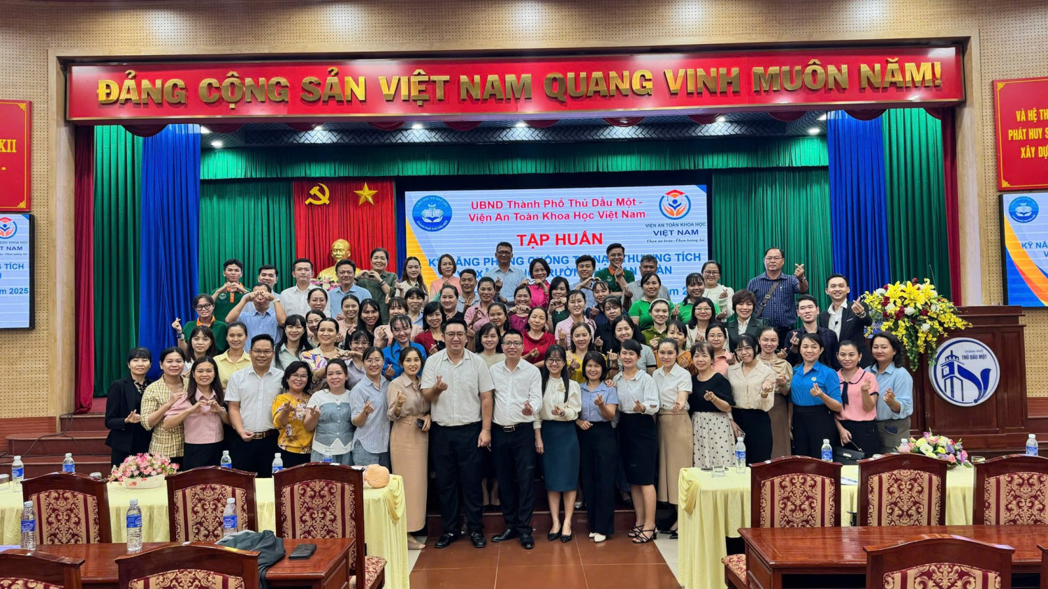 Ban Giám hiệu cùng Đại diện Cha mẹ học sinh Trường Tiểu học Phú Lợi 2 tham gia buổi tập huấn kỹ năng phòng chống tai nạn, thương tích cho học sinh.