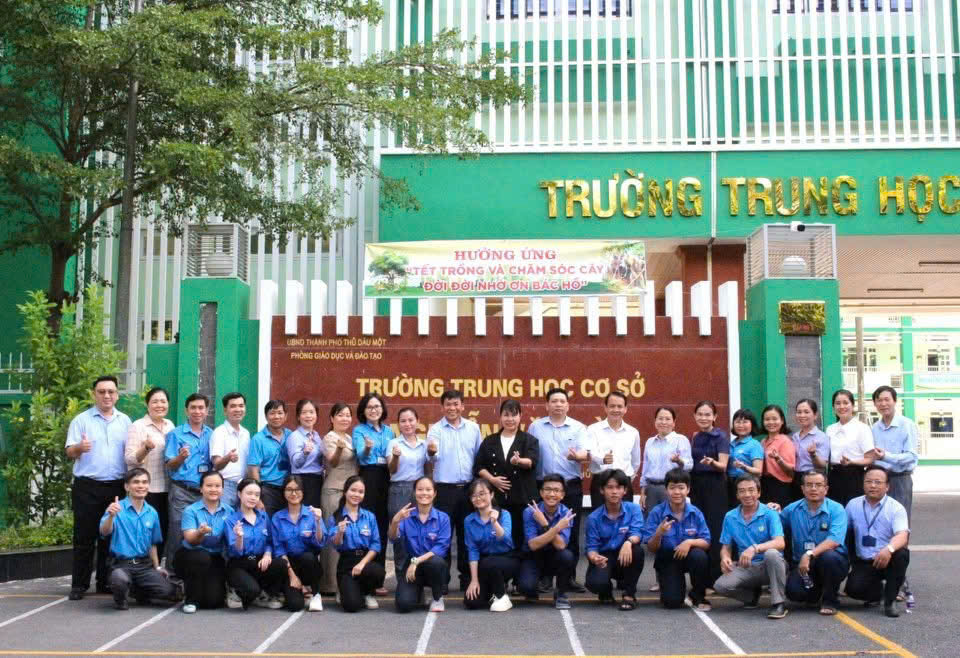 Đại diện Ban Giám hiệu trường Tiểu học Phú Lợi 2 tham gia hoạt động trồng cây tại trường THCS Nguyễn Văn Cừ, nhân kỷ niệm 135 năm ngày sinh Chủ tịch Hồ Chí Minh (19/5/1890 – 19/5/2025)